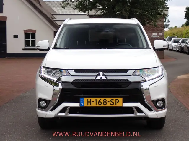 Mitsubishi Outlander 2