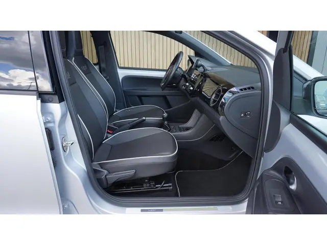 Volkswagen up! 1.0 75pk 5Drs Street Up! 2015 Benzine 9