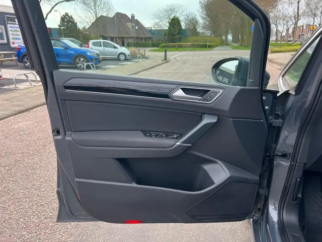 Volkswagen Touran 1.5 TSI Highline 7p, 1e eig. 2021 Benzine 8