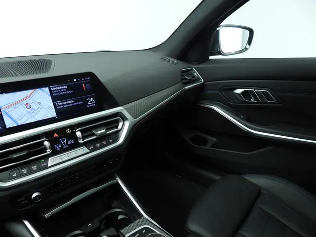 BMW 3 Serie Touring 330i xDrive 2022 Benzine 37