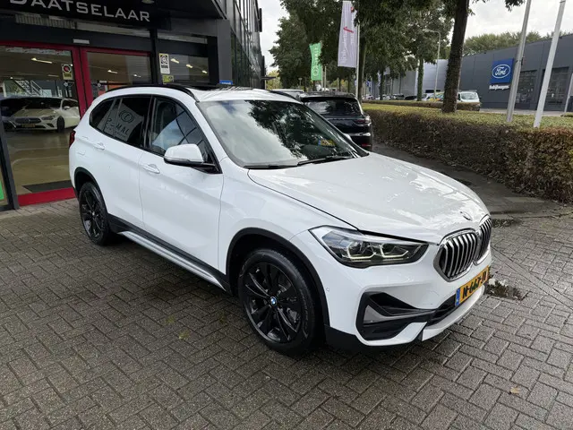 BMW X1 sDrive20i Business Edition Plus 2021 Benzine 8