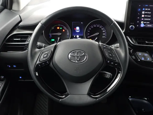 Toyota C-HR 1.8 Hybrid Dynamic Aut- 2023 Hybride Benzine 13