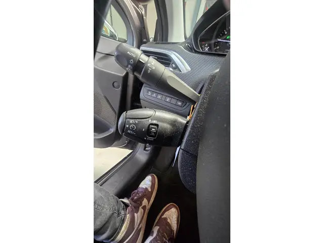 Peugeot 2008 1.2 PureTech Allure 2015 Benzine 25