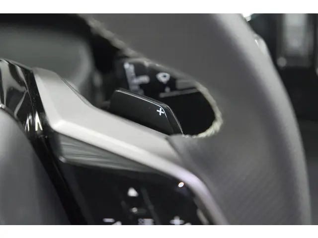 Peugeot 5008 HYbrid 145 e-DCS6 GT 2025 Hybride Benzine 30