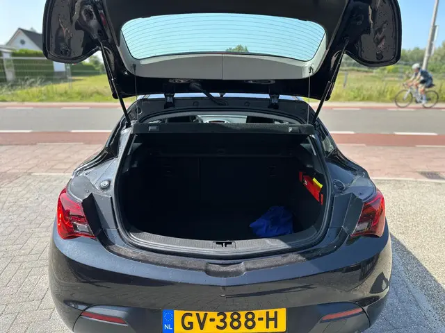 Opel Astra GTC 1.6 Turbo Sport nette staat ! 2015 Benzine 12