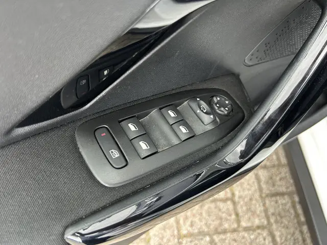 Peugeot 2008 1.2 Turbo 110PK Signature 2019 Benzine 9