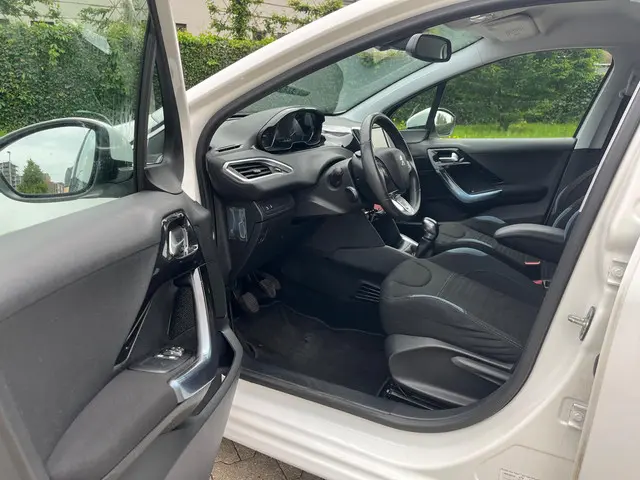 Peugeot 208 1.2 VTi Allure 2013 Benzine 2