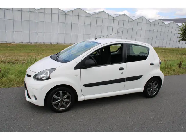 Toyota Aygo 1.0 VVT-i Now 5 Drs met Airco 2014 Benzine 4