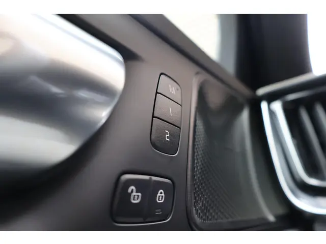 Volvo V60 T6 Recharge AWD R-Design 2022 Hybride Benzine 45