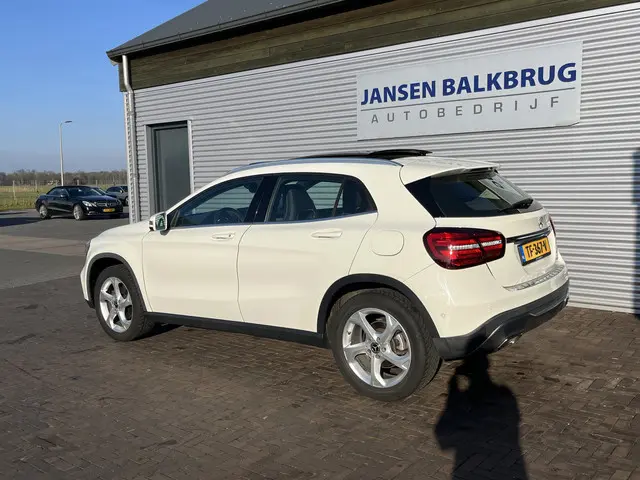 Mercedes-Benz GLA 180 Premium Plus 2017 Benzine 6