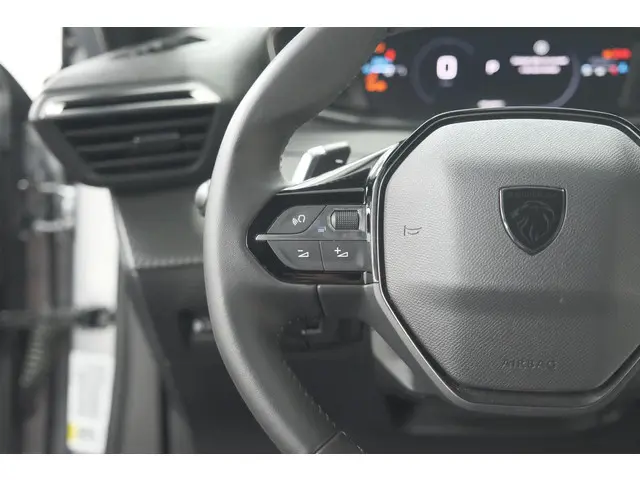 Peugeot 2008 PureTech 130 EAT8 Allure 2024 Benzine 32