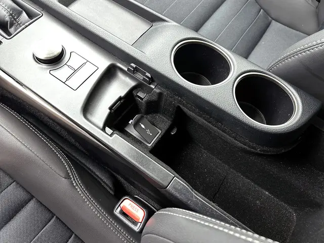 Lexus IS 300h Limited 2015 Hybride Benzine 24