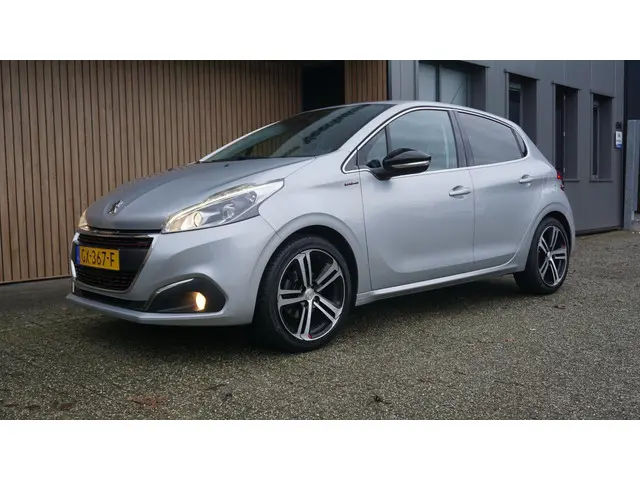 Peugeot 208 1.2 110pk 5Drs PureTech GT-line 2015 Benzine 4