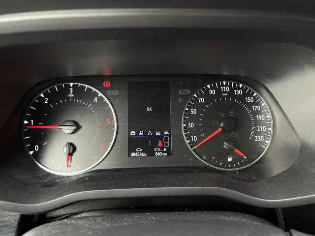 Renault Trafic 2.0 dCi 150 T29 L2H1 DC Luxe 2023 Diesel 4