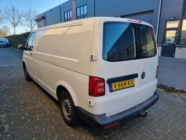 Volkswagen Transporter 2.0 TDI L2H1 2018 Diesel 8