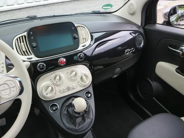 Fiat 500 1.0 Hybrid Dolce Vita 2021 Benzine 14