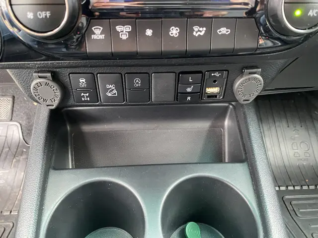 Toyota Hilux 2.8 D-4D Double Cab Invincible 2024 Diesel 32