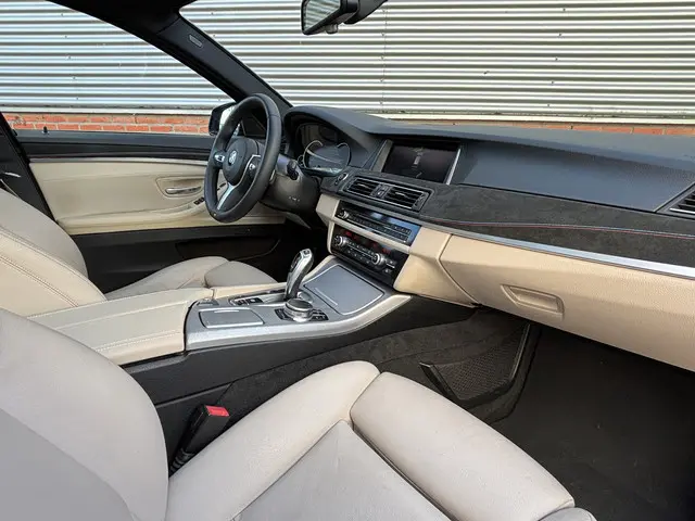 BMW 5 Serie Touring 520i High Executive 2016 Benzine 4