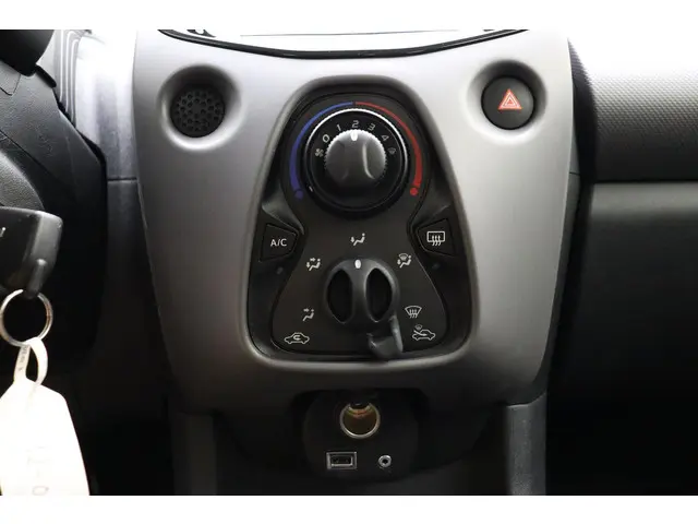 Peugeot 108 1.0 e-VTi Active 2021 Benzine 21