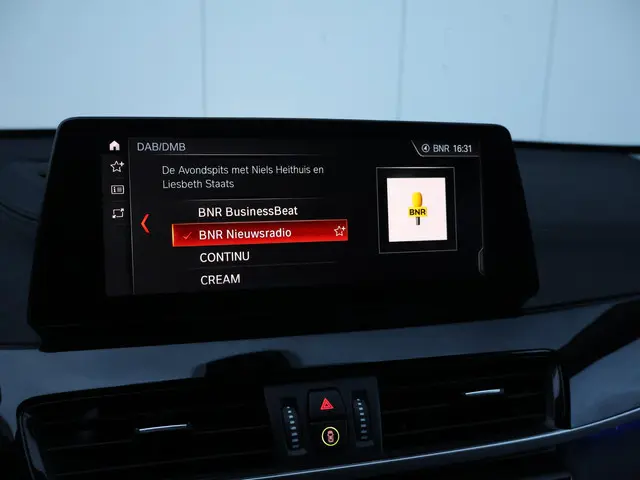 BMW X1 sDrive18i Business Edition Plus 2021 Benzine 28