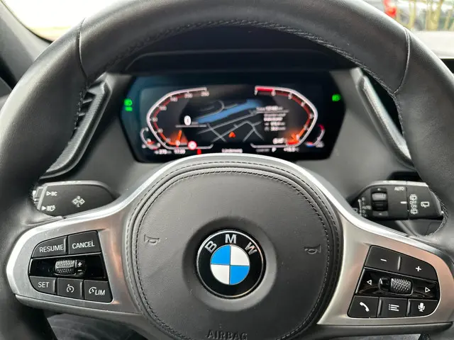 BMW 1 Serie 118i Executive Edition 2020 Benzine 18