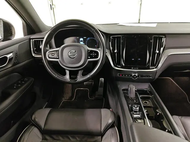 Volvo V60 2.0 B3 R-Design 2021 Benzine 11