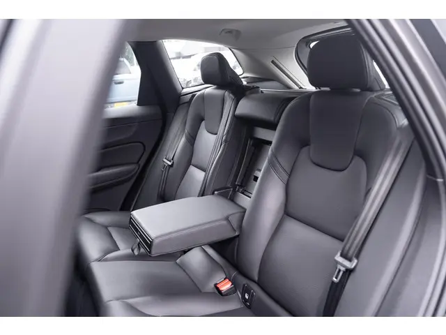 Volvo XC60 B5 Plus Dark 2023 Benzine 36