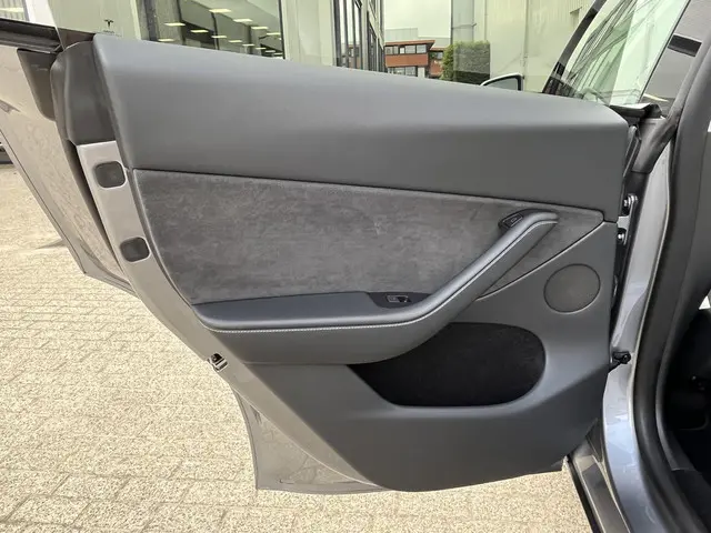 Tesla Model Y Long Range AWD 75 kWh 2023 Elektrisch 20