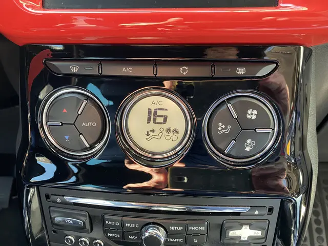 DS DS 3 1.2 PureTech Inès de la Fressange 2015 Benzine 13