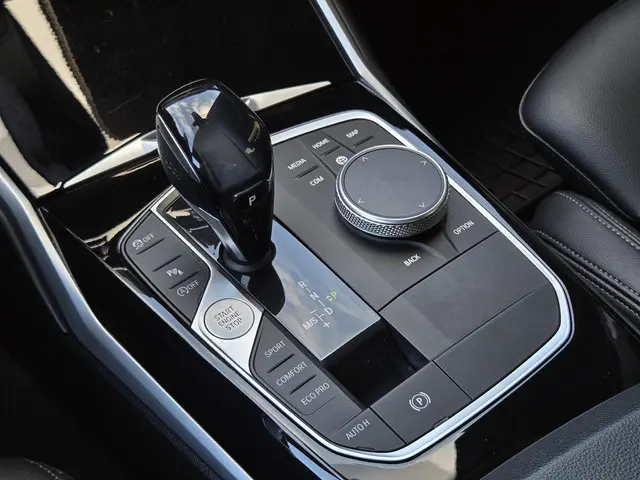 BMW 3 Serie 320i Executive Edition 2019 Benzine 20