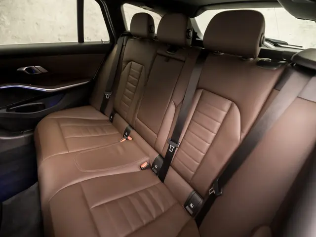 BMW 3 Serie Touring 318i Sportline 2021 Benzine 18