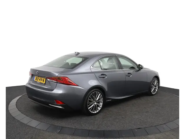 Lexus IS 2