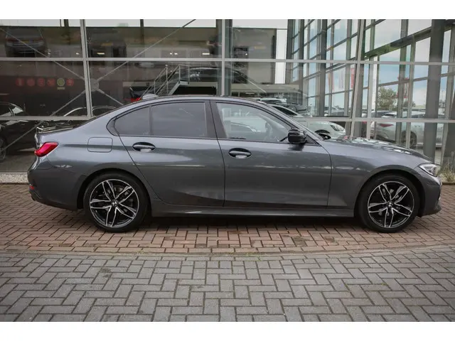 BMW 3 Serie 320i High Executive 2019 Benzine 22