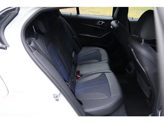 BMW 1 Serie 116i High Executive 2022 Benzine 19