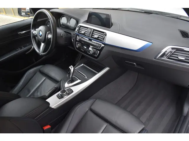 BMW 1 Serie 118i Executive 2018 Benzine 13