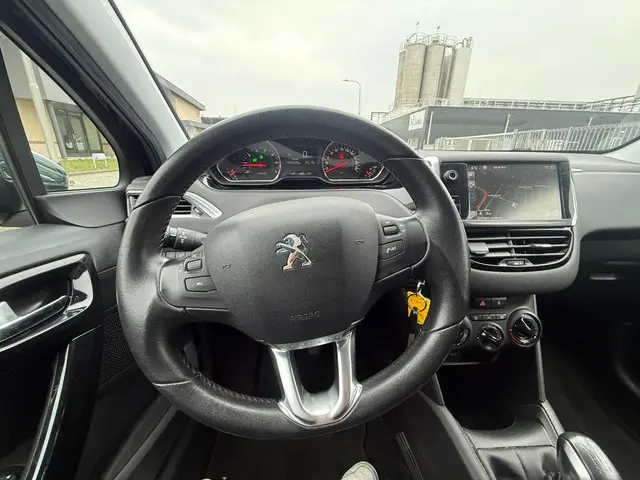 Peugeot 208 1.2 PureTech Style 2015 Benzine 12