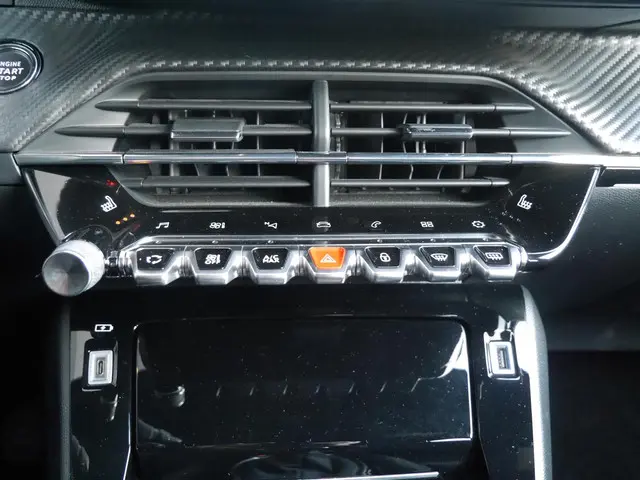 Peugeot 2008 1.2 130PK PureTech GT Pack 2021 Benzine 24