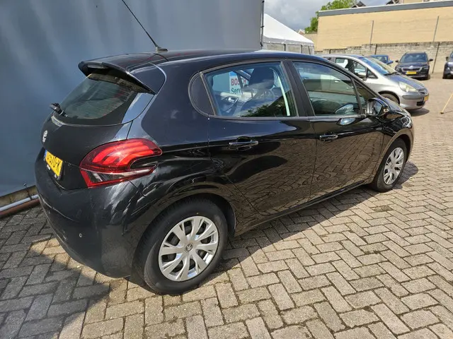 Peugeot 208 1.2 PureTech NAVI TEL PDC CC 2018 Benzine 2