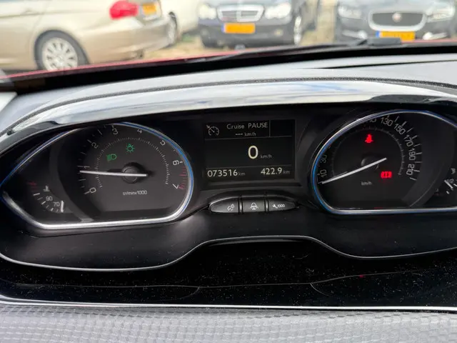 Peugeot 2008 1.2 PureTech Allure 2019 Benzine 26