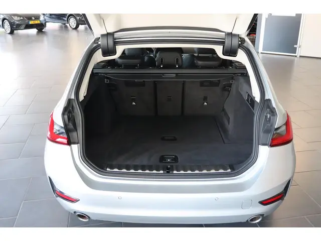 BMW 3 Serie Touring 318i Executive Edition 2021 Benzine 14