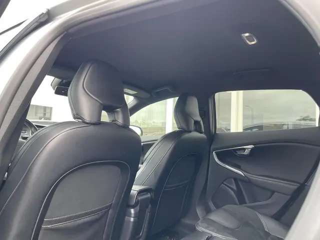 Volvo V40 2.0 T3 R-Design 2015 Benzine 14