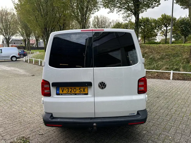 Volkswagen Transporter 2.0 TDI L2H1 DC 2018 Diesel 6