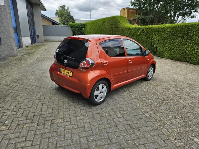 Toyota Aygo 1.0 VVT-i Comfort Orange 2012 Benzine 5