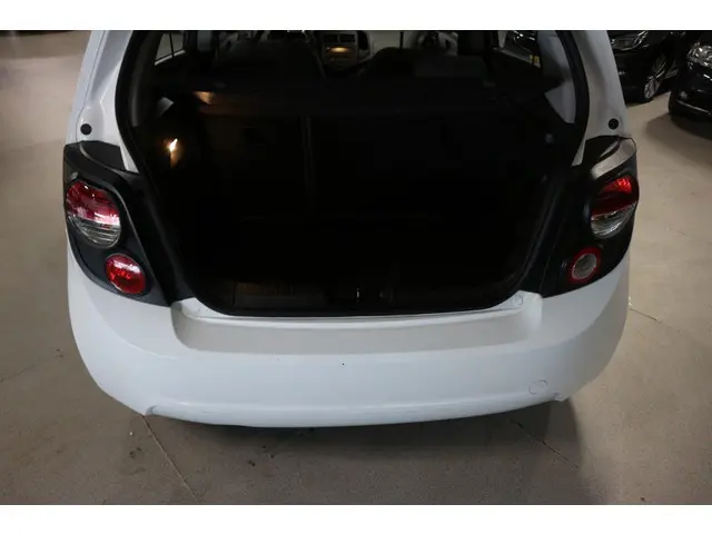 Chevrolet Aveo 1.2 LS / AIRCO / 5 DEURS / WHITE ! ! ! 2013 Benzine 11