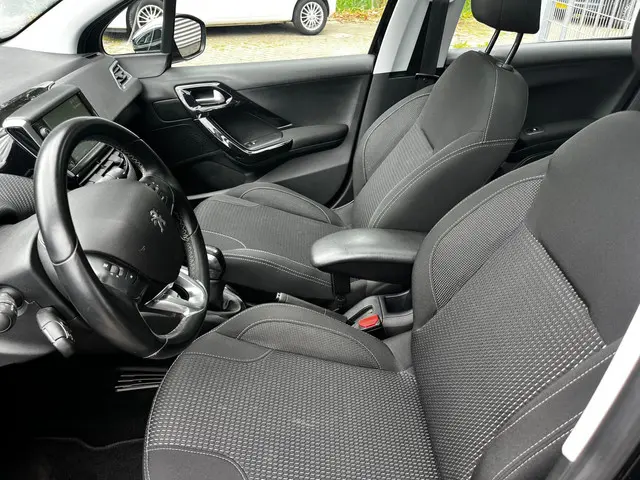 Peugeot 208 1.2 PureTech Blue Lease Allure 2019 Benzine 11