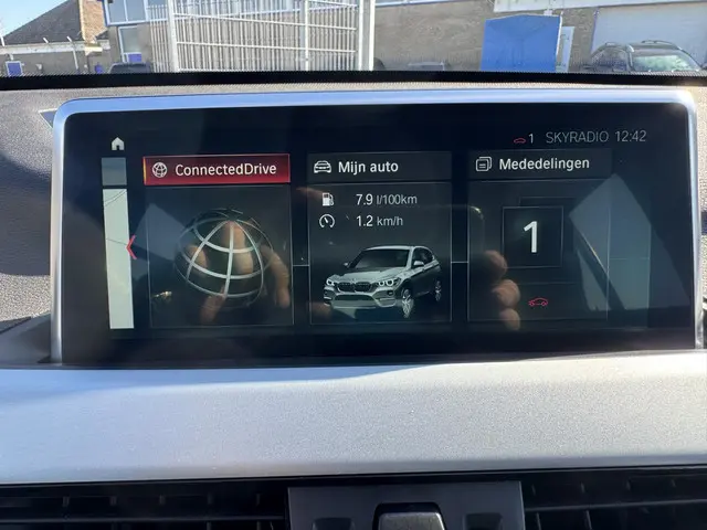 BMW X1 xDrive20i High Executive 2018 Benzine 18