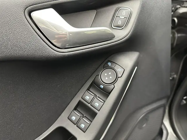 Ford Fiesta 1.0 EcoBoost Hybrid Titanium 2023 Benzine 22