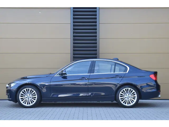 BMW 3 Serie 335i High Executive 2014 Benzine 2