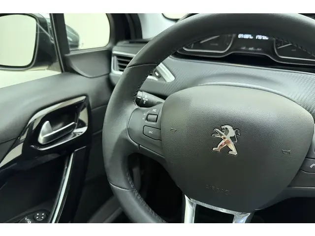 Peugeot 208 1.2 PureTech Signature 2019 Benzine 18