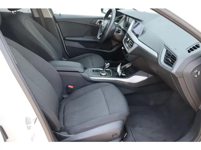 BMW 1 Serie 118i Executive Edition 2019 Benzine 13